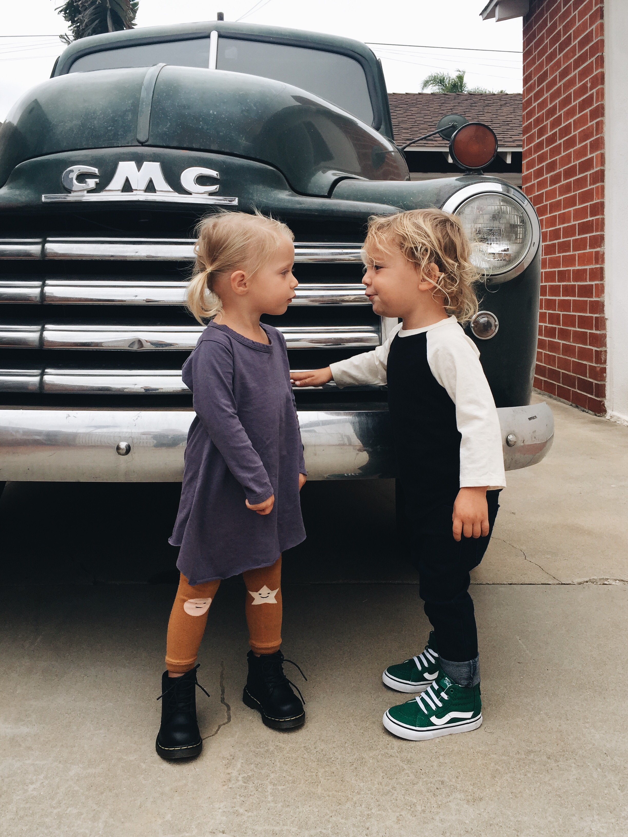  Based in Toronto, mini mioche is a darling little boutique carrying great, simple, ethically-made basics for the little ones in our lives. With two brick and mortars in downtown Toronto and an online shop, mini mioche knows a thing or two about what us parents are looking for when we're shopping for our kiddos -comfortable clothing that our kids want to wear and that we feel good about buying. In addition to their amazing selection of clothing, they also carry adorable footwear and books and toys that will stand the test of time. We love these little outfits worn here by @SmithandJunie's cuties -the perfect little outfits for a play date! Shop their collection here . 