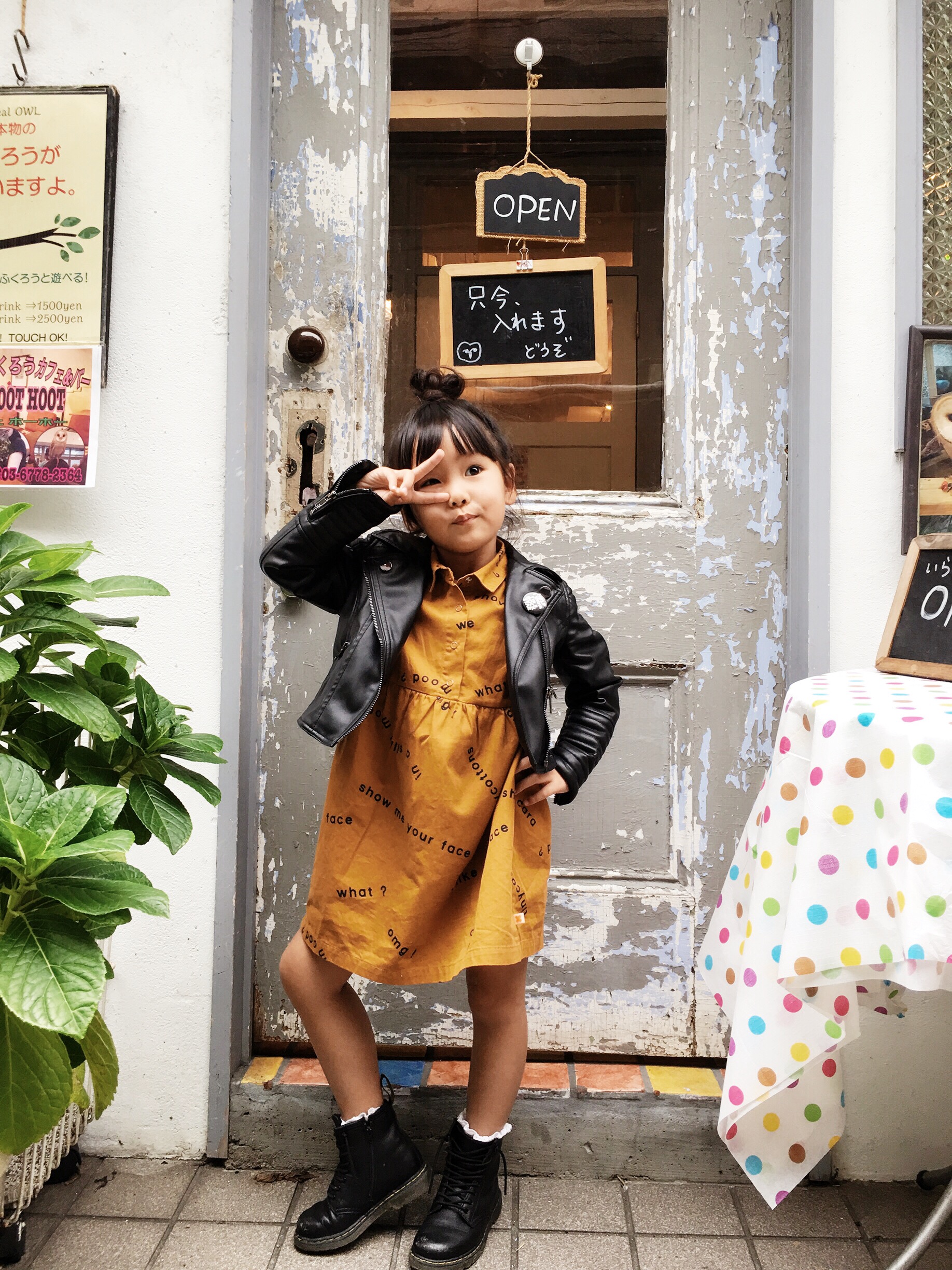 In front of CAFE HOOT HOOT (OWL CAFE) : a to-go spot if your little ones are not afraid of Owls! Dress: TINY COTTONS from select shop MINOU KIDS