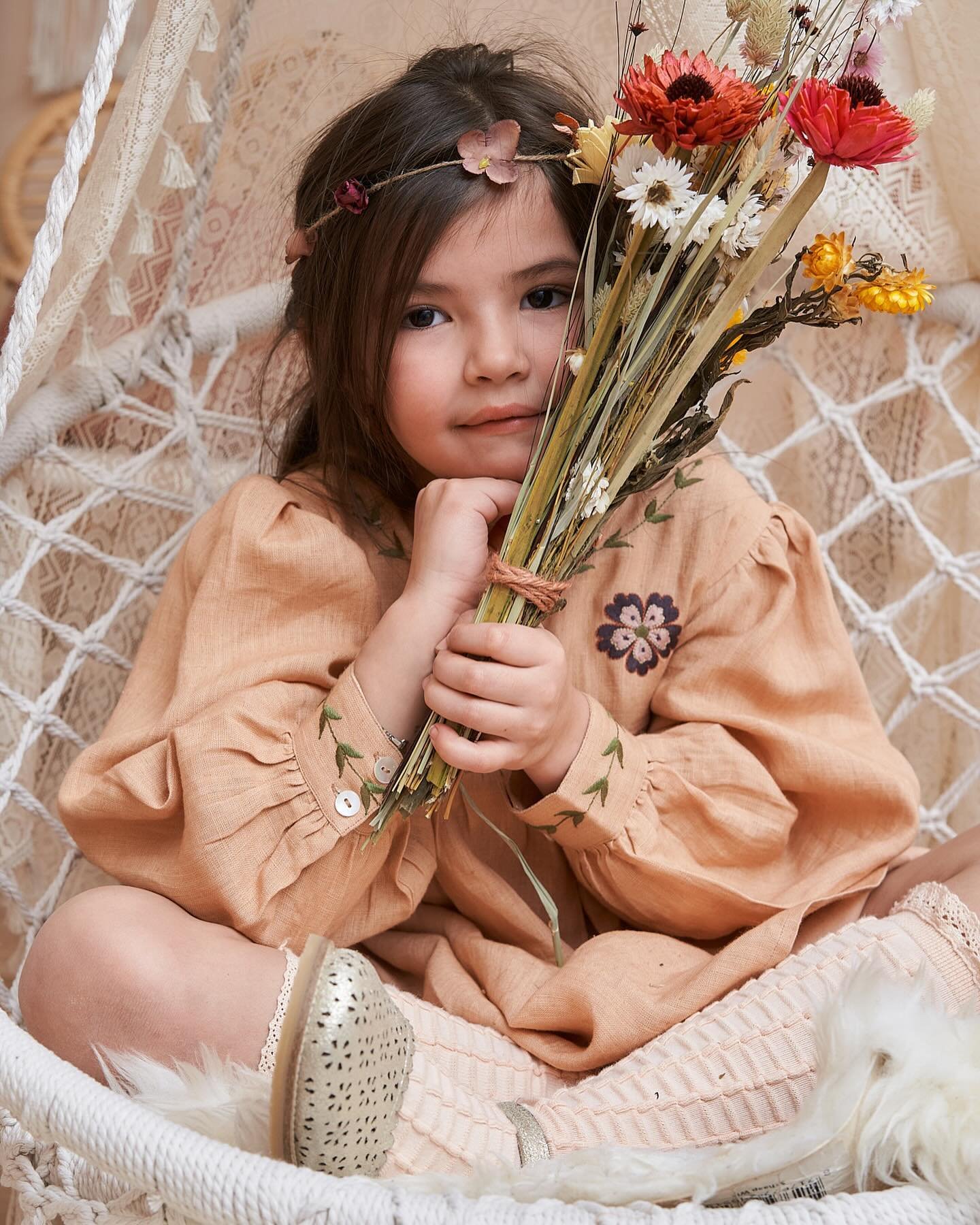 @atelierlily_kids believes in creating more than just clothes; aiming to empower little girls. Inspired by the free-spirited essence of flowing dresses that embody the bohemian vibe 🌿🌿🌿