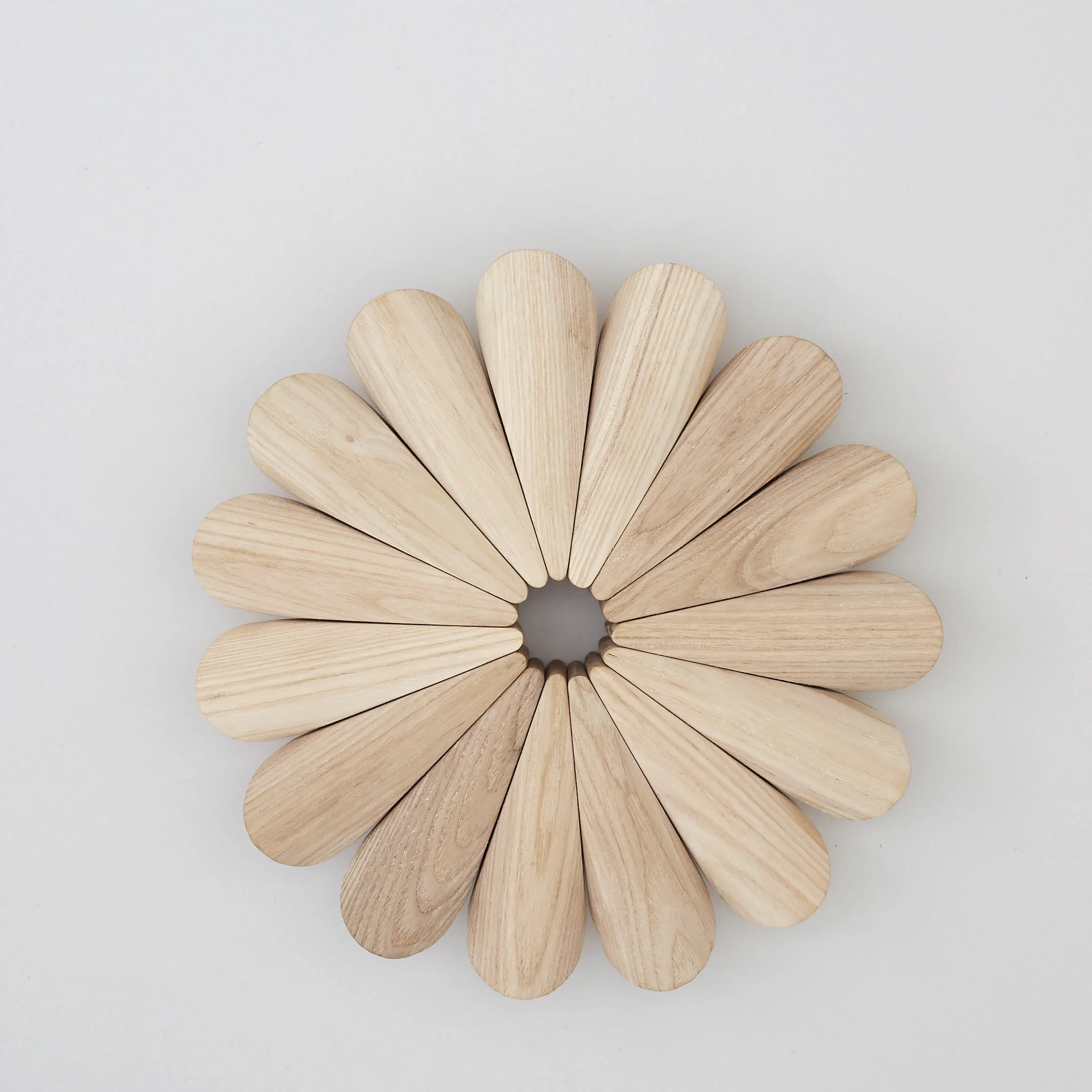 Ash Trivet Each ash segment in this trivet is carved and linked together by hand. An aesthetic object that will protect your table. £70