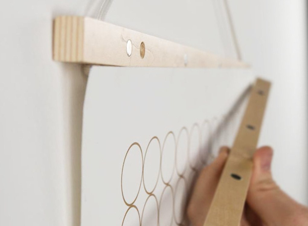 Magnetic_Poster_Frame_inserting_print.jpeg