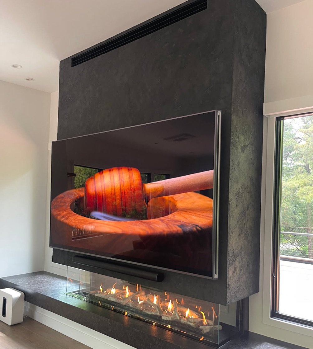 Loved this new Limestone plaster technique for a fireplace surround. 
#athome #interiordesign