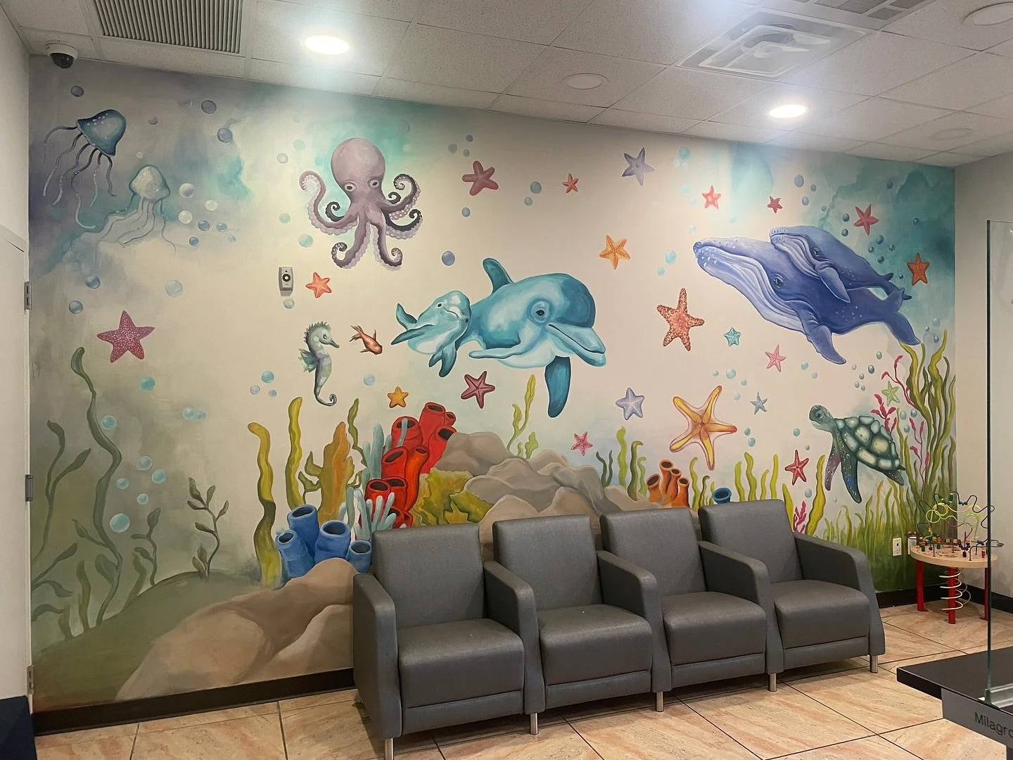 Hand painted Underwater themed waiting room for @achievebeyondusa thanks to the amazing art by @va.nessapowers & @owenhub 📸
#handpainted #murals #interiordecor
