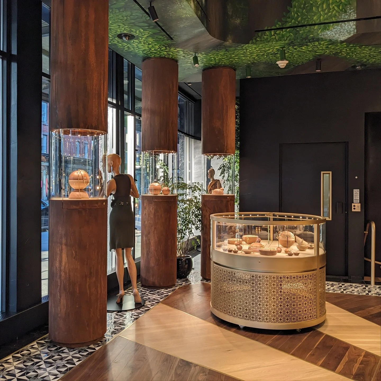 Decorative iron rust patina for @cadardesigns new location in NYC. 
Thanks @wearegilbert for the collaboration, and to our fantastic artists. Swipe to see the evolution from painting to installation 
#lovewhatyoudo #cadarjewelry