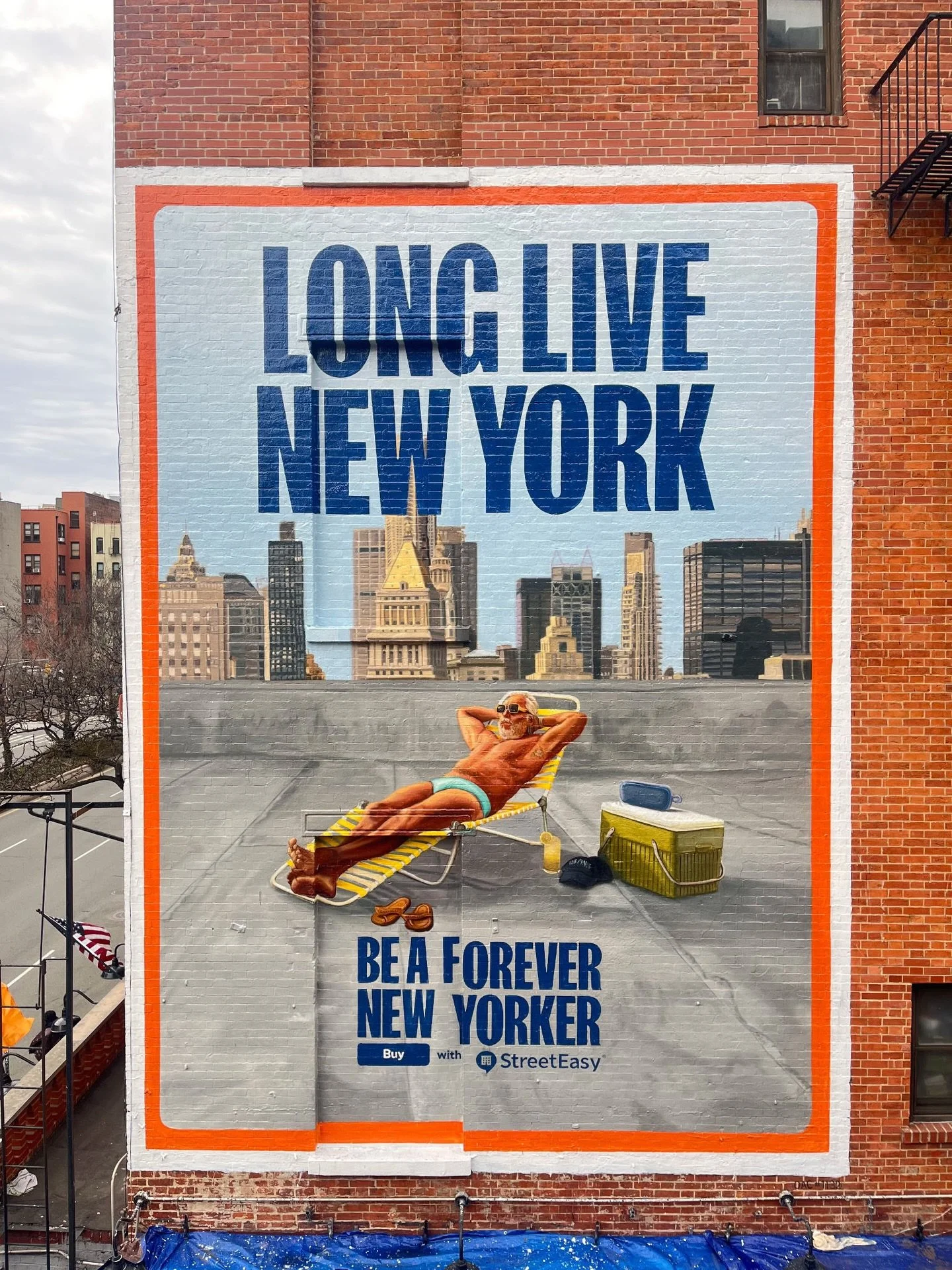 Taking in that sun with a new billboard for @streeteasy . Thanks as always to @heritageoutdoormedia and our team @artbydiaz for a fantastic campaign.

#advertising #murals #handpainted