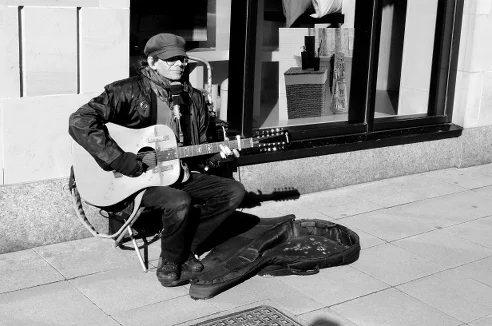 man_playing_a_guitar_202907.jpg