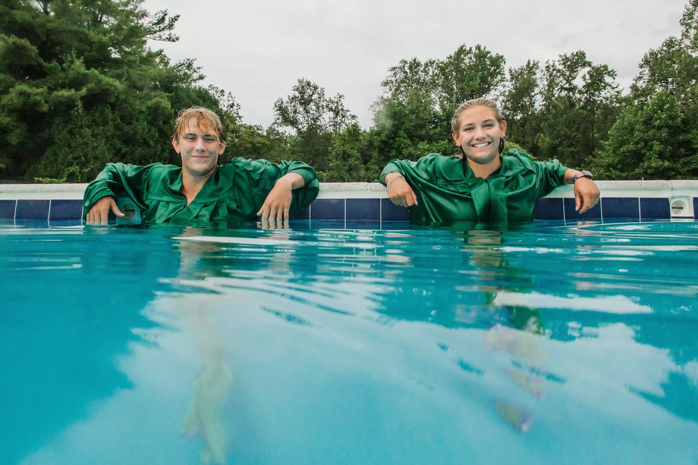 senior-portraits-swim-underwater-11.jpg