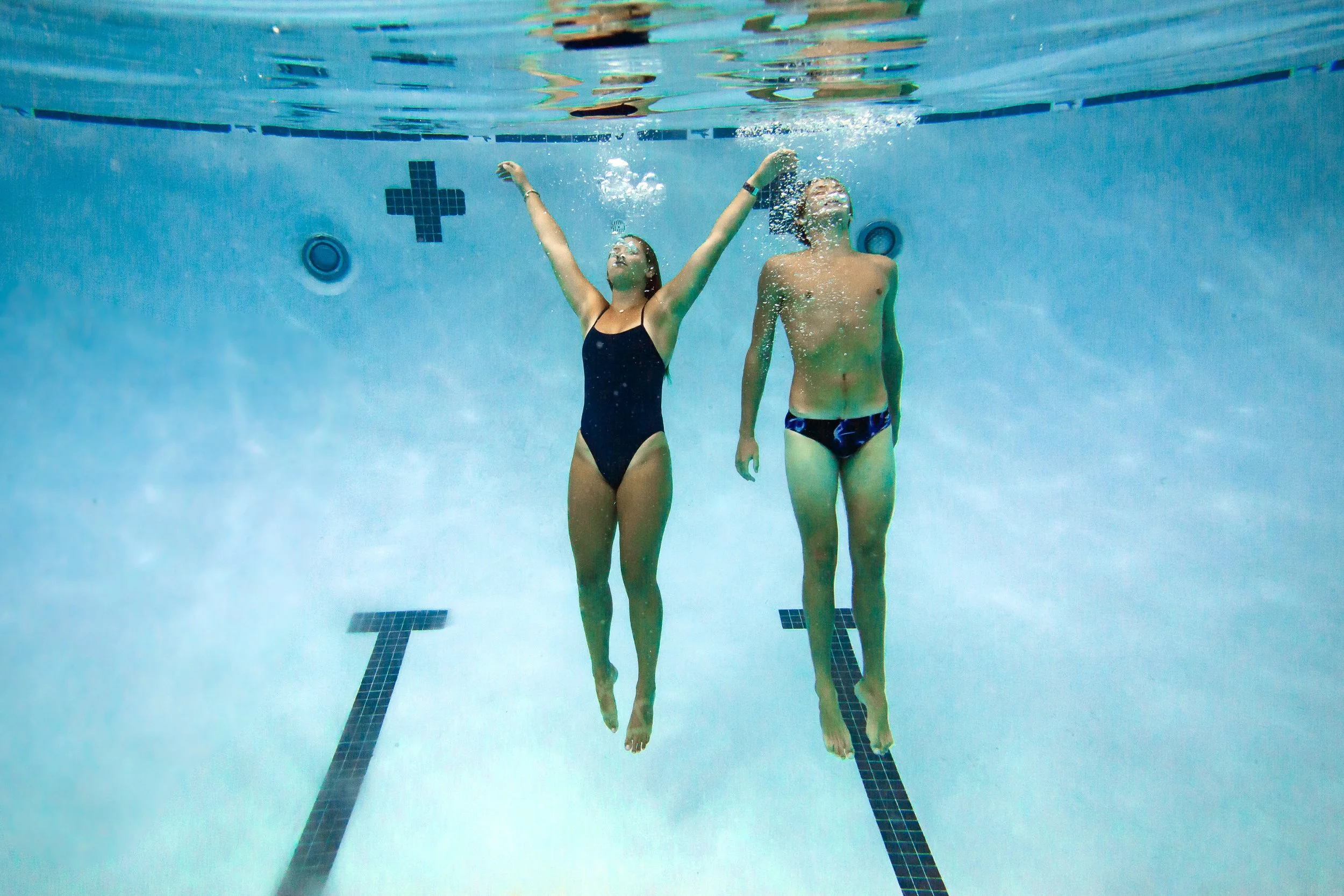 senior-portraits-swim-underwater-17.jpg