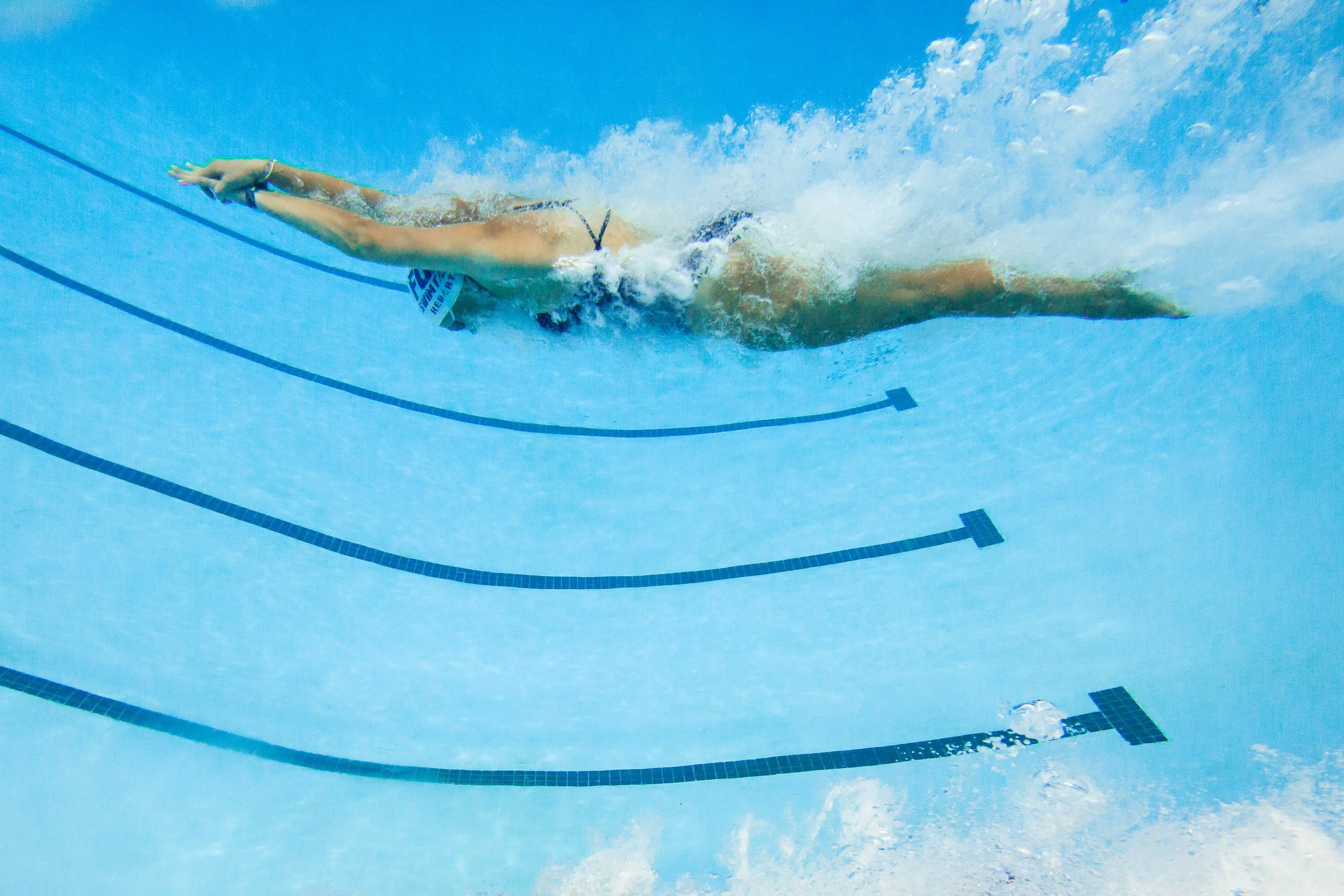 senior-portraits-swim-underwater-19.jpg