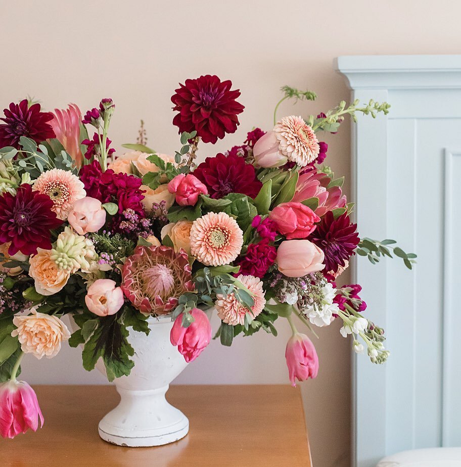 Flowers in the bedroom = all the romance. #florals