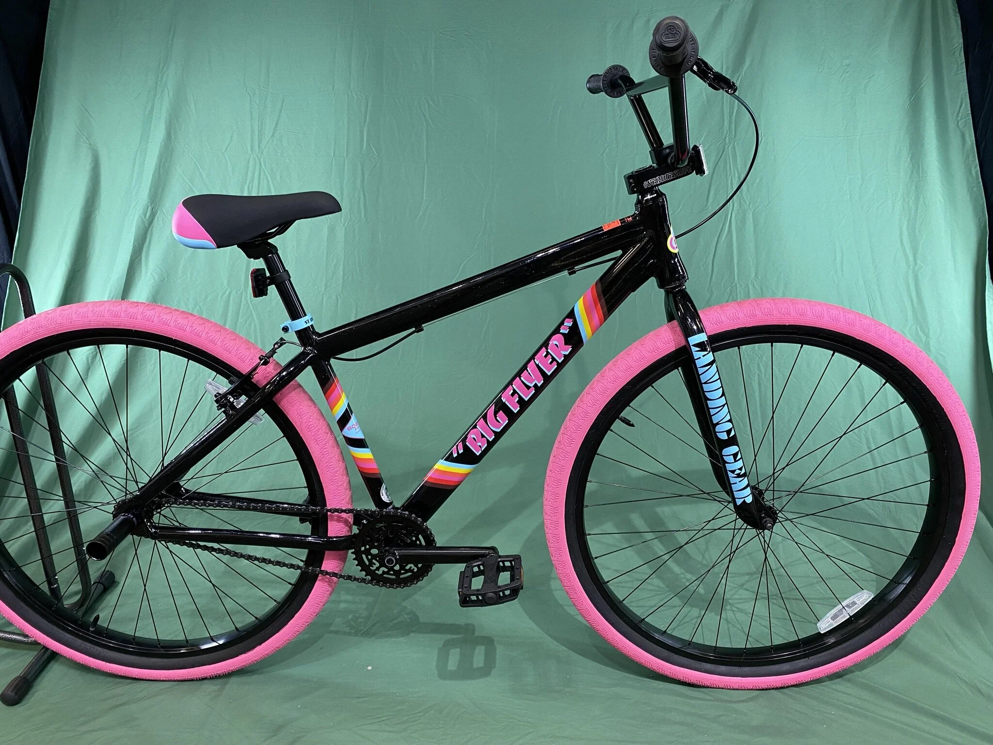 black and pink se bike