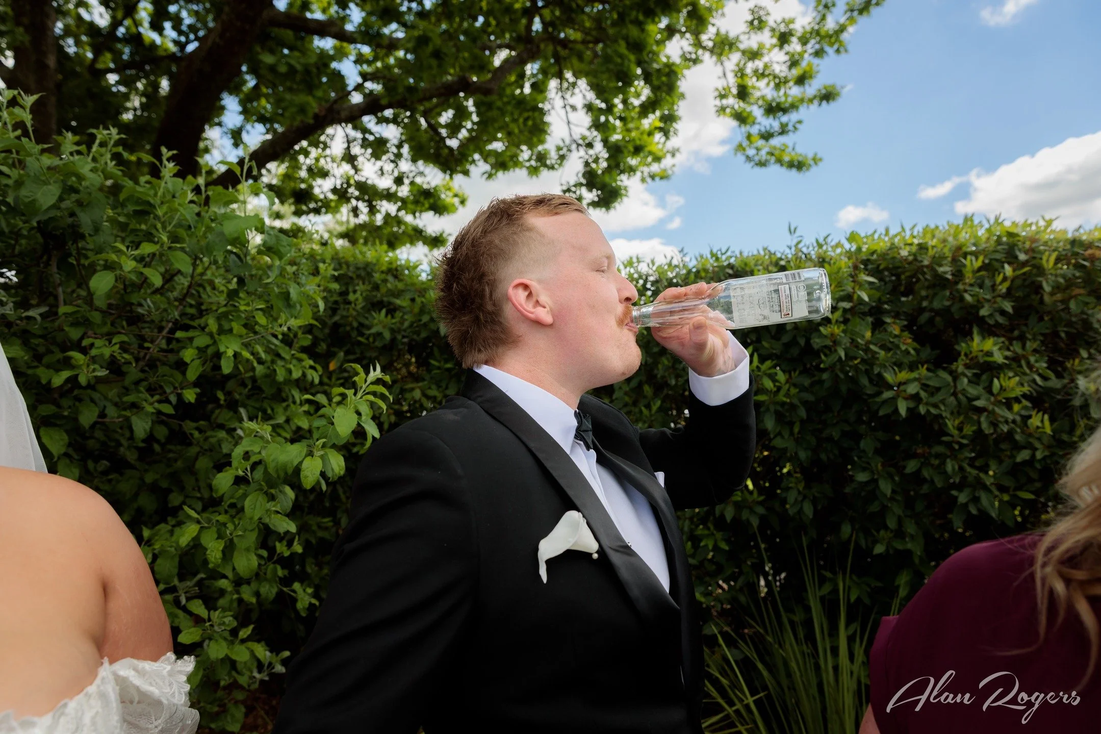 “Family photos? Nah… Jarrod had a beer to finish!” 🍺😂
There I am, trying to get everyone smiling at the camera, and he’s necking his favourite frothy like it’s a sport. Absolute legend of a groom. 🇦🇺💍
📸 alanrogers