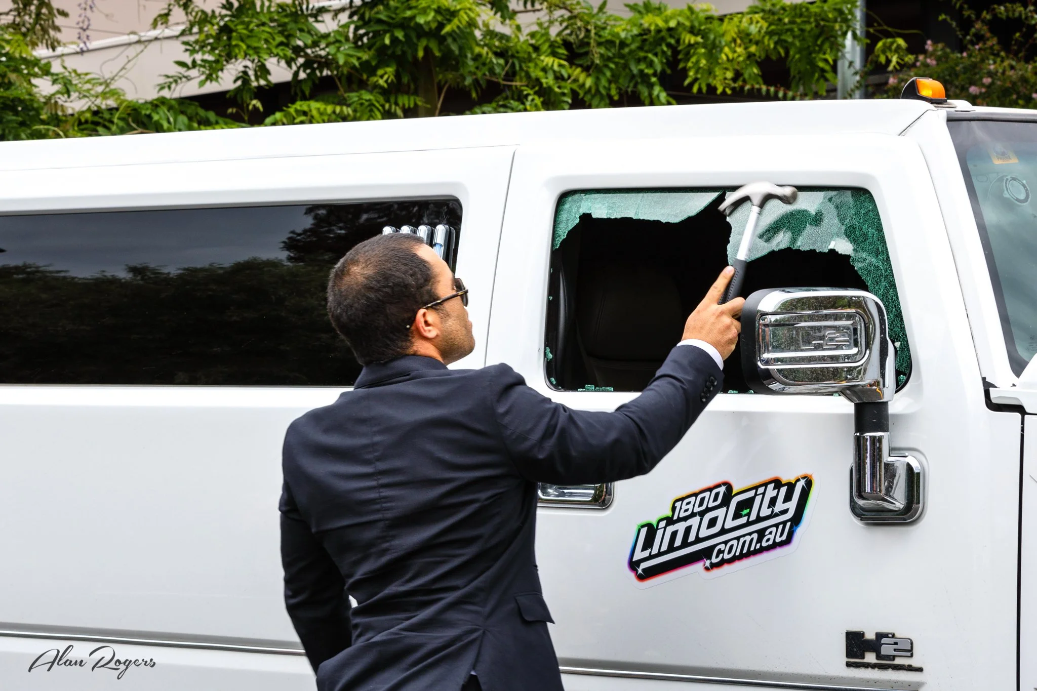 breaking-the-limo-window.jpg