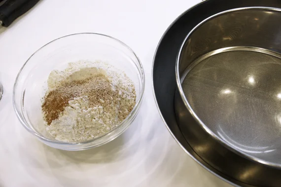1. 將粉類(中筋麵粉、薑粉、肉桂粉與肉豆蔻)過篩後加入柳橙皮備用。