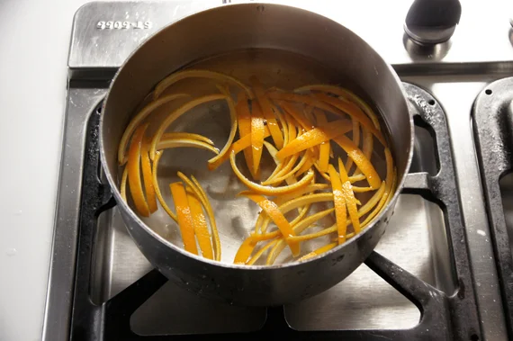2. 將柳橙條以冷水起鍋煮3次(滾了熄火再起一鍋重新煮),每次水滾後繼續煮8分鐘。這個步驟主要為了去除果皮的苦味。