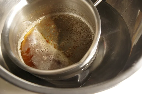 喜歡微微焦香味的話可以煮到稍微變棕色。熄火後換容器或隔著冷水降溫,以免奶油繼續焦化。
