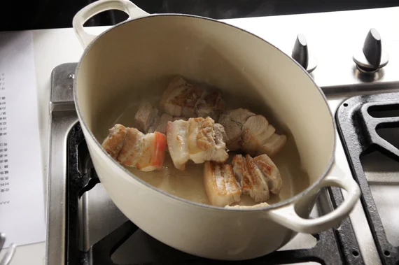 4. 將肉取出稍微沖洗,去除肉末與雜質。