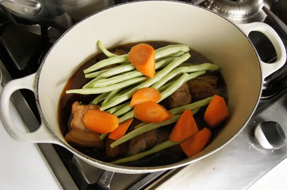 6. 紅蘿蔔與四季豆加入煮約20分鐘後,與肉一起取出。
