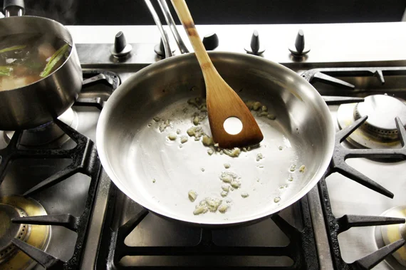 1. 熱鍋加入適量熱炒油,先加入一半的蒜末(稍微拍過剁碎即可)。