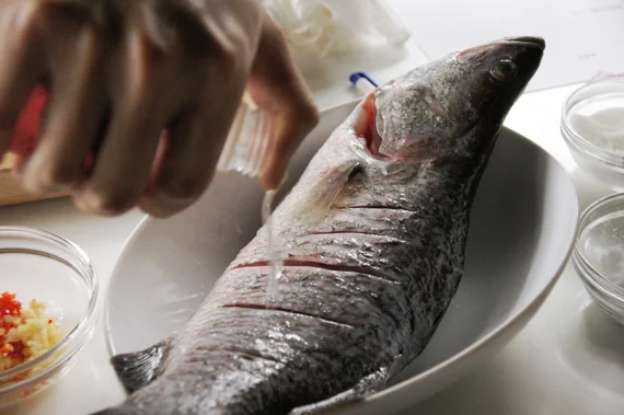 1. 將魚表面斜切紋路(可讓魚肉均勻受熱之外也會更入味),兩面抹上鹽巴再加入米酒、醬油與香油。蒸約15分鐘(此時可加入些許薑片去腥味)。 *如何知道魚已經蒸好了呢? 可用刀子刺魚肉最厚的部分,再將刀子放於下巴測量溫度,溫溫的就好囉!免得魚肉過老。