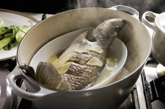 5. 擺上蒸好的魚。