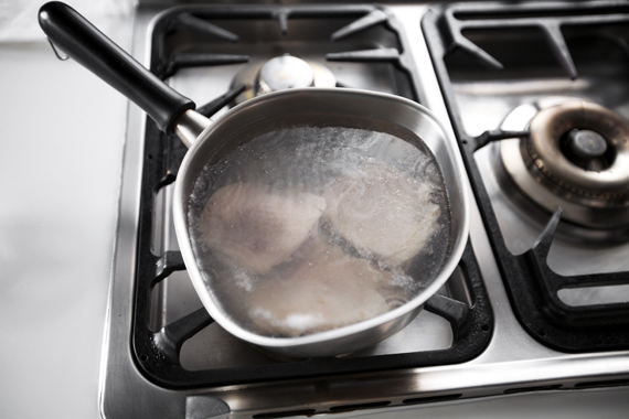 1. 水滾後加入少許鹽巴與雞肉，以小火保持微滾燙熟後取出放涼。（如果今天是用過年剩的雞肉就直接省略進入步驟2！）