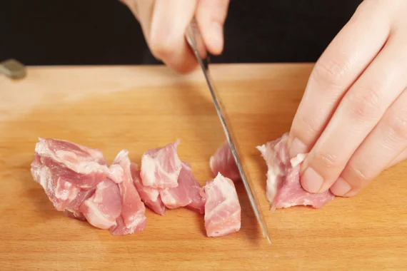1. 梅花肉撒一點鹽巴(份量外)按摩一下,靜置約10分鐘去味。