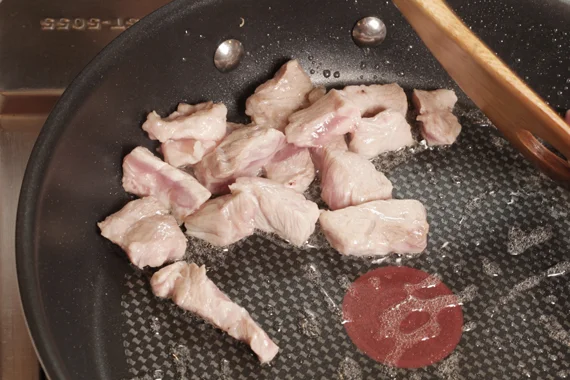 3. 下一點油熱鍋,步驟1的豬肉炒至上色取出備用。