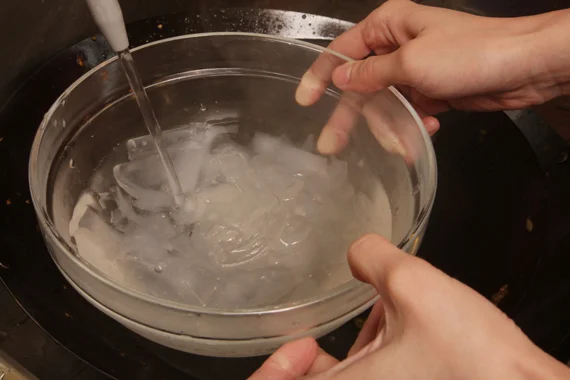 1. 粉皮川燙至半透明狀後撈起,泡冷水並用筷子攪動後將水瀝掉(重複3次),加入調味料3抓勻調味備用。