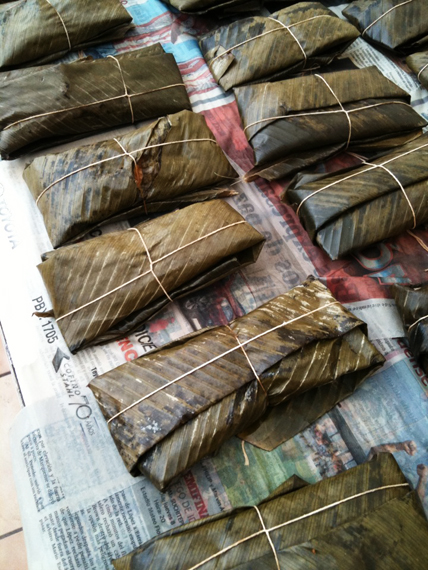 在哥斯大黎加朋友的奶奶家包拉丁肉粽 - Tamale(是不是很搭現在的節令),裡面有燉到快化掉的嫩豬肉、生甜椒、橄欖、跟豬油煮了一天的馬鈴薯泥以及許多不認識的材料