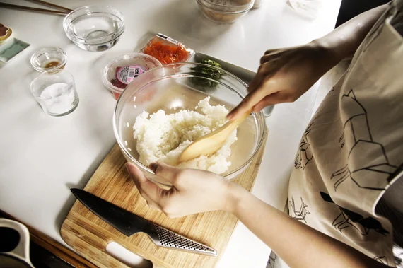 1. 把白飯煮好。
