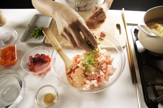 4. 把白飯、梅子泥、紫蘇絲,加上白芝麻、蝦卵、塩,於缽內拌