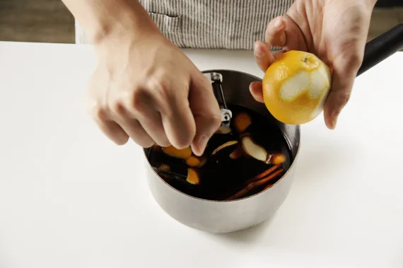 1. 準備可以放入西洋梨數量的鍋子,加入酒、紅糖和所有香料,如果有用過的香草莢也可以放1根進去。紅酒滾沸後轉小火煮3-5分鐘,將苦澀的酒精蒸發。
