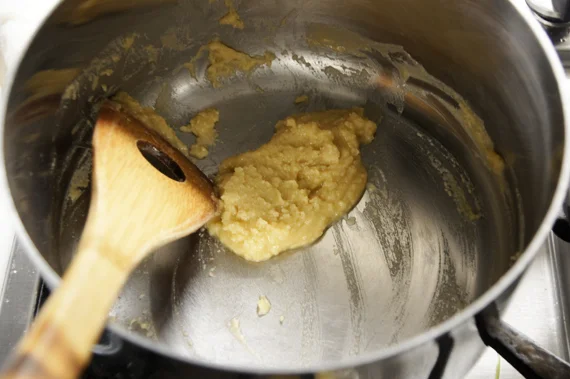 2. 以小火融化奶油,並加入麵粉炒成白色麵糊(roux),小心不要炒至顏色太深。