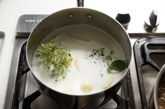 1. 混合馬鈴薯、牛奶、大蒜、香料和鹽,在鍋內從冷牛奶開始煮,用中小火慢慢地加熱,不要把馬鈴薯攪爛或煮到碎掉了。滾了後熄火試吃看看熟度,如果還沒熟的話就繼續用小火煮到熟。