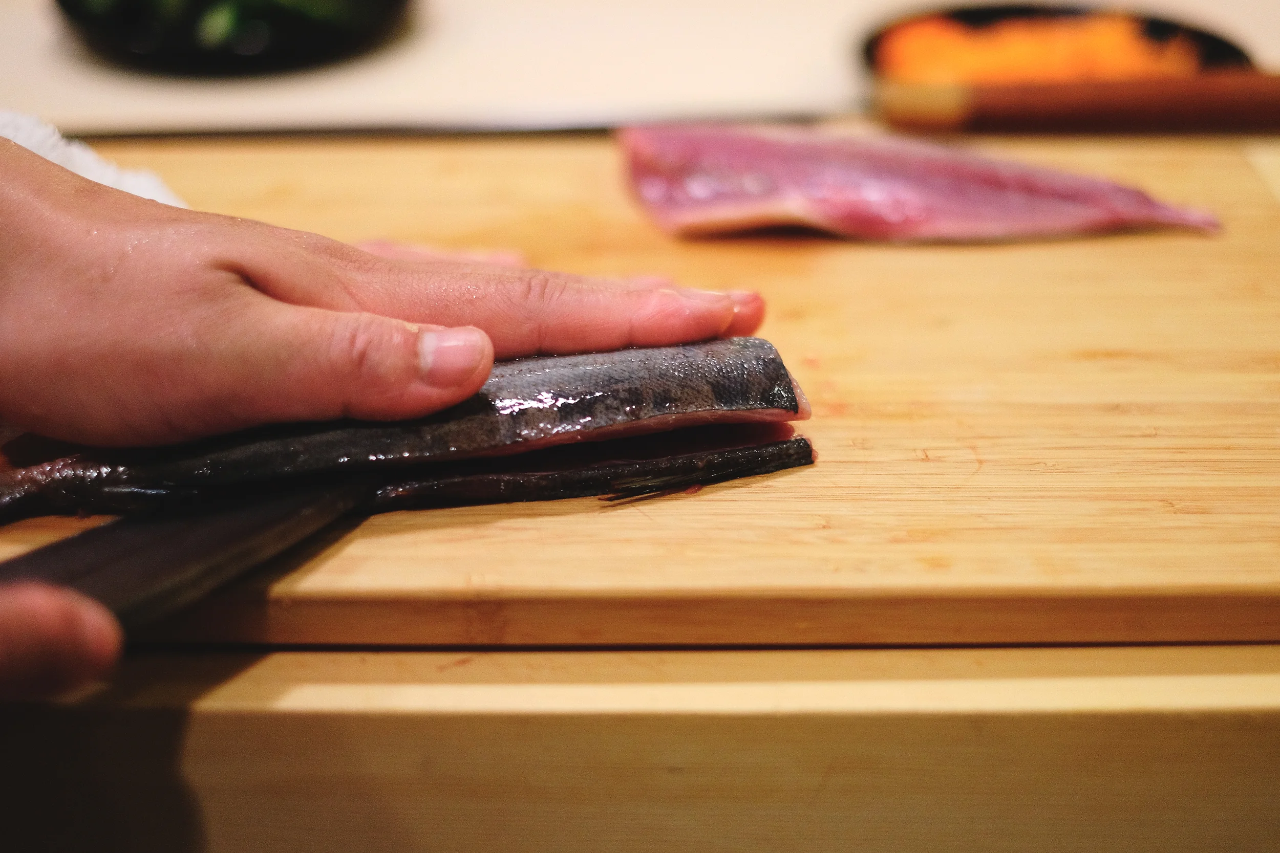 6. 將剖開那面朝下,重復上面的動作把另一面的魚肉取出