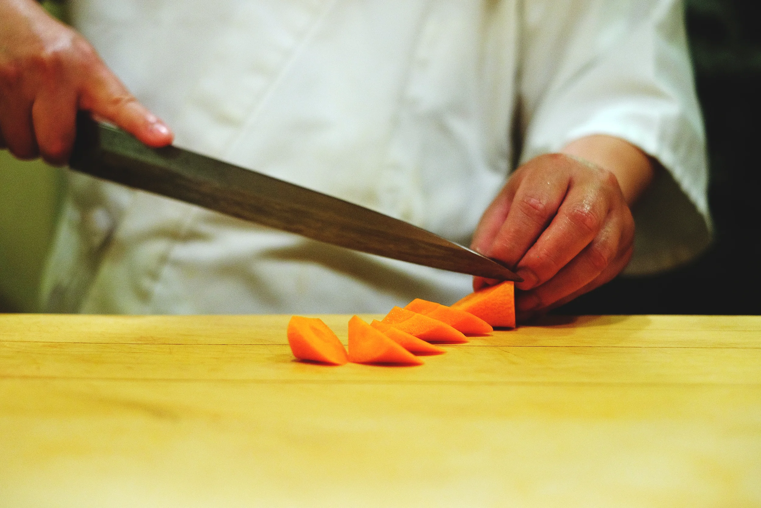 2. 翻面斜切,重覆此動作