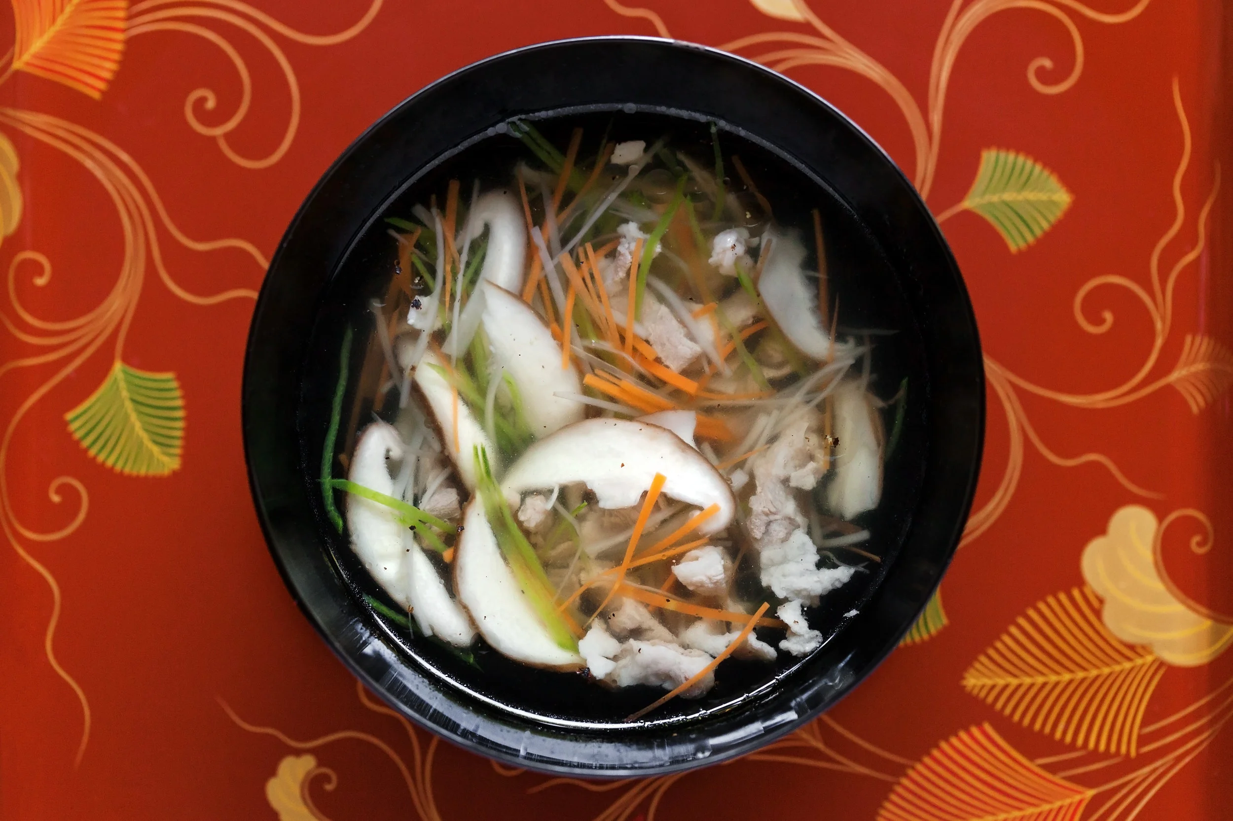  野菜澤煮碗 打開 澤煮碗的瞬間,昆布與柴魚的深沉香味撲鼻而來,佐以爽口鮮甜的蔬菜,每一口都能感受大地的有情奉獻。