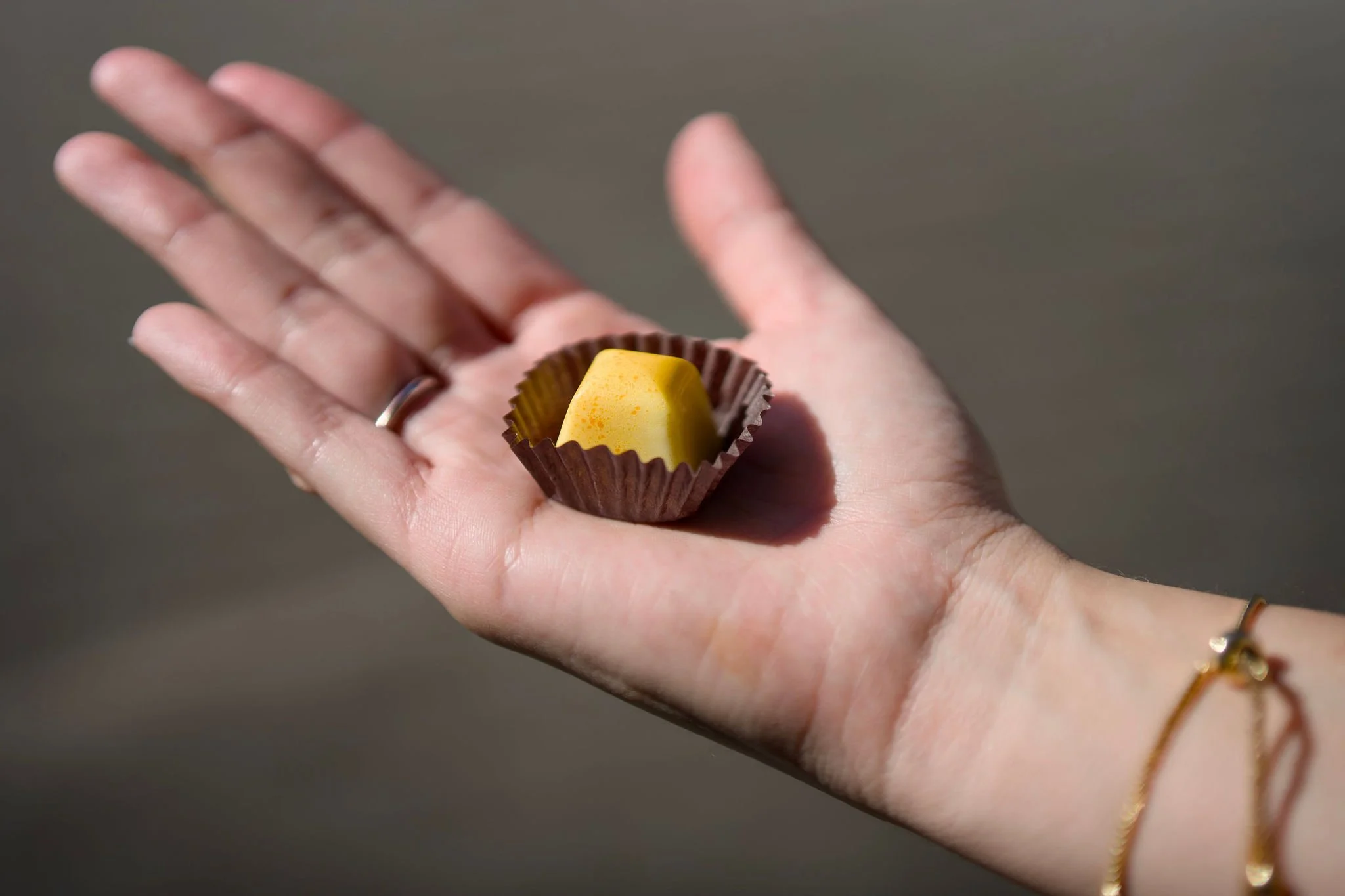 Dolcetta_lemon_yuzu_bonbon_Hand.jpg