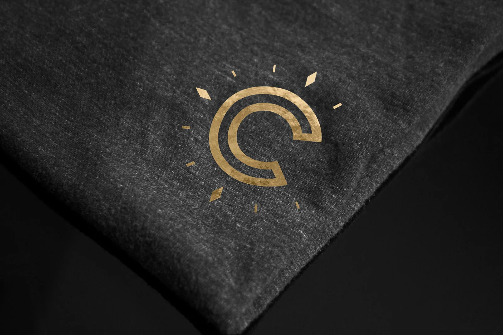 Logo du restaurant Cendrillon imprimé sur un chandail.