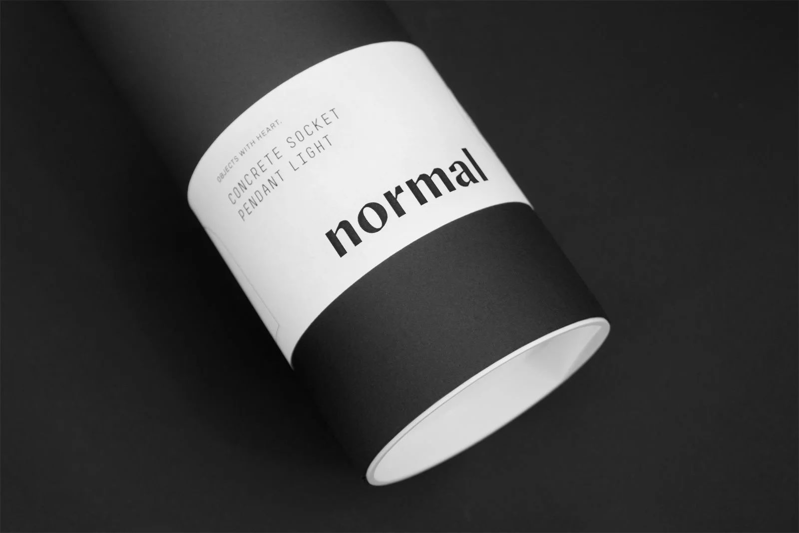 Emballage créé par Figure pour la marque Normal. Un tube de carton avec étiquette pour insérer les lampes de béton.