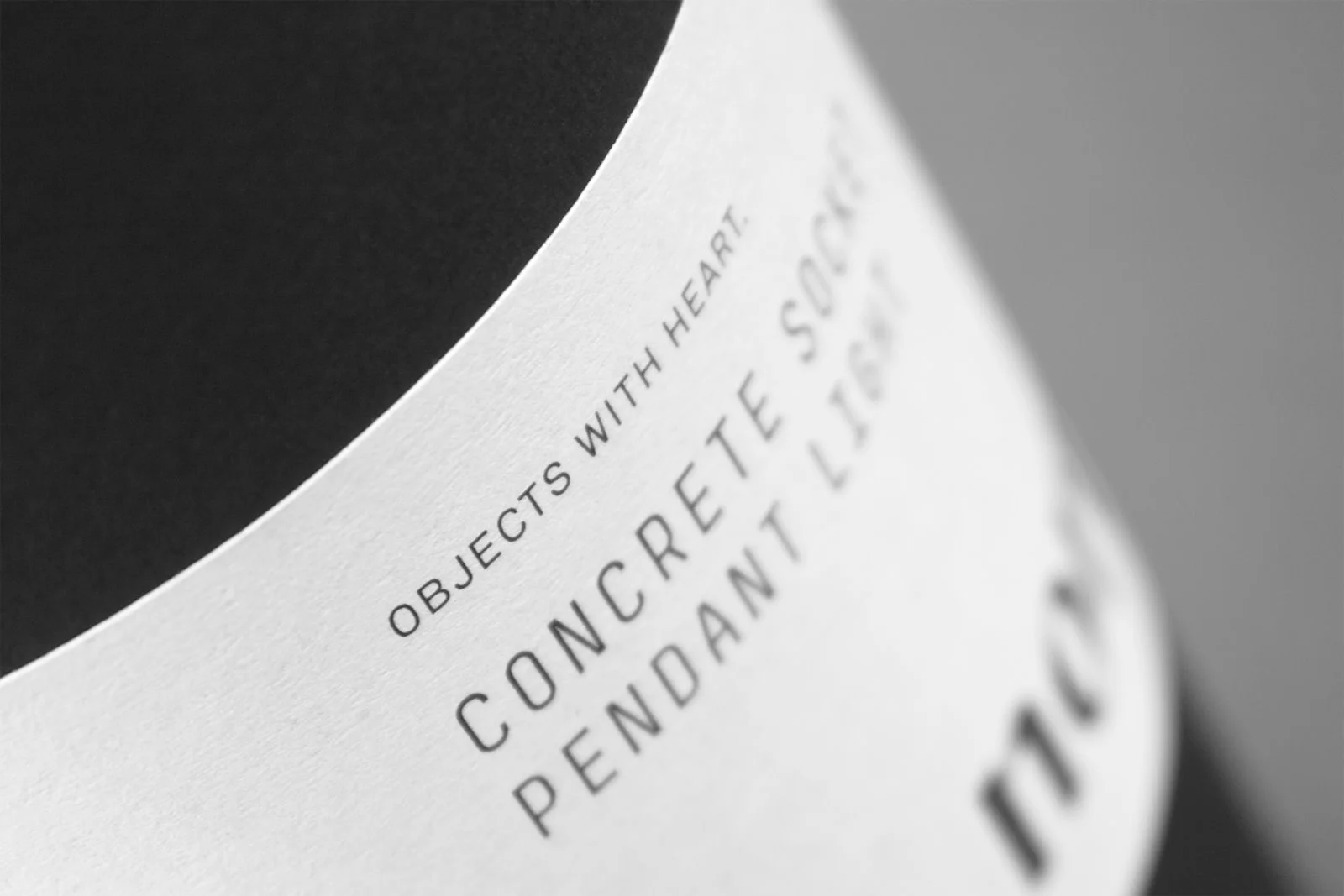 Gros plan sur une étiquette blanche avec de la typographie noir.