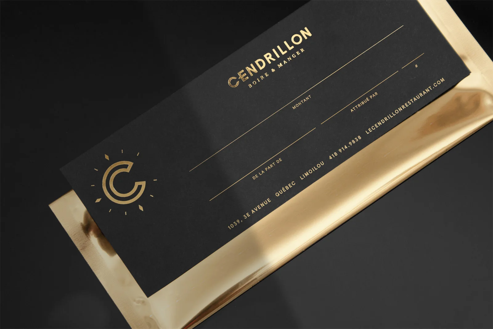 Certificat cadeau du restaurant avec estampage à chaud (hotstamping) or sur carton noir.