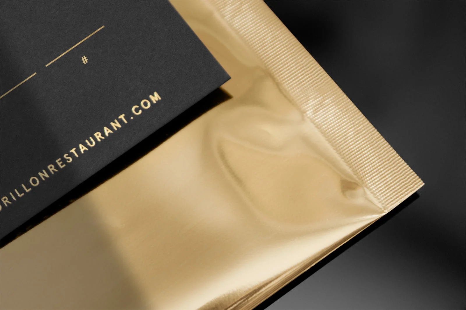 Coin inférieur droit d'une enveloppe lustée et dorée.