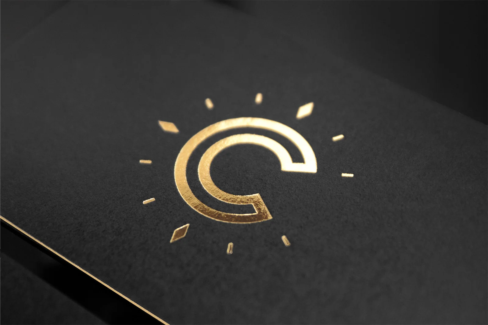 Gros plan sur un estampage à chaud doré du logo Cendrillon.