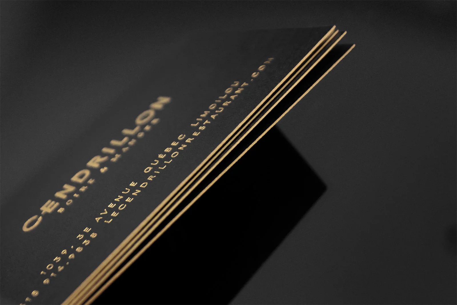 Gros plan d’un détail du graphisme des cartes d’affaires du restaurant.