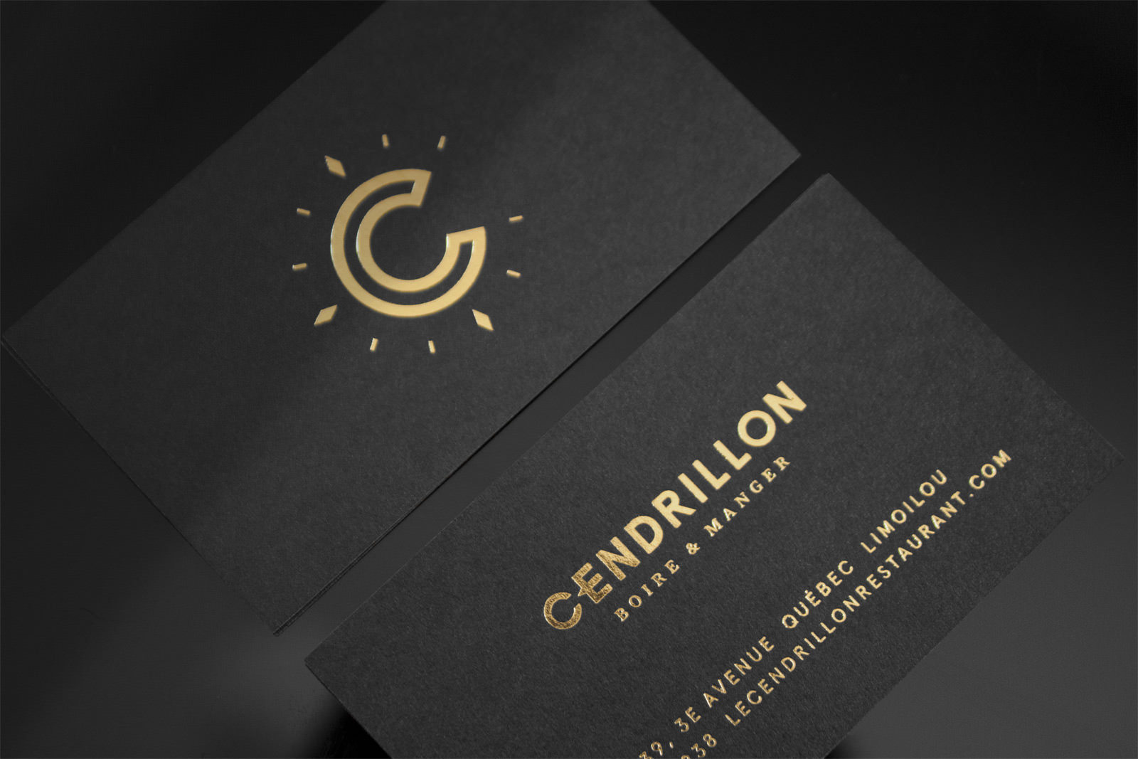 Logo du restaurant Le cendrillon estampé sur leurs cartes d’affaires en or sur carton noir.