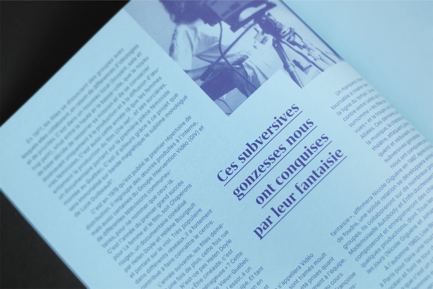 Page intérieure bleu avec impression violet avec le texte Ces subversives gonzesses nous ont conquises par leur fantaisie.