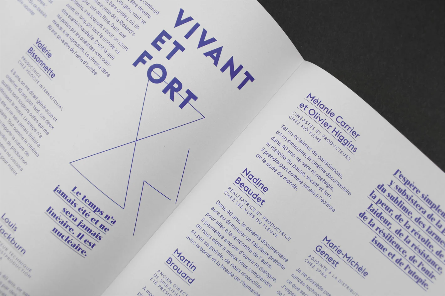 Double page gris montrant le titre Vivant et fort.