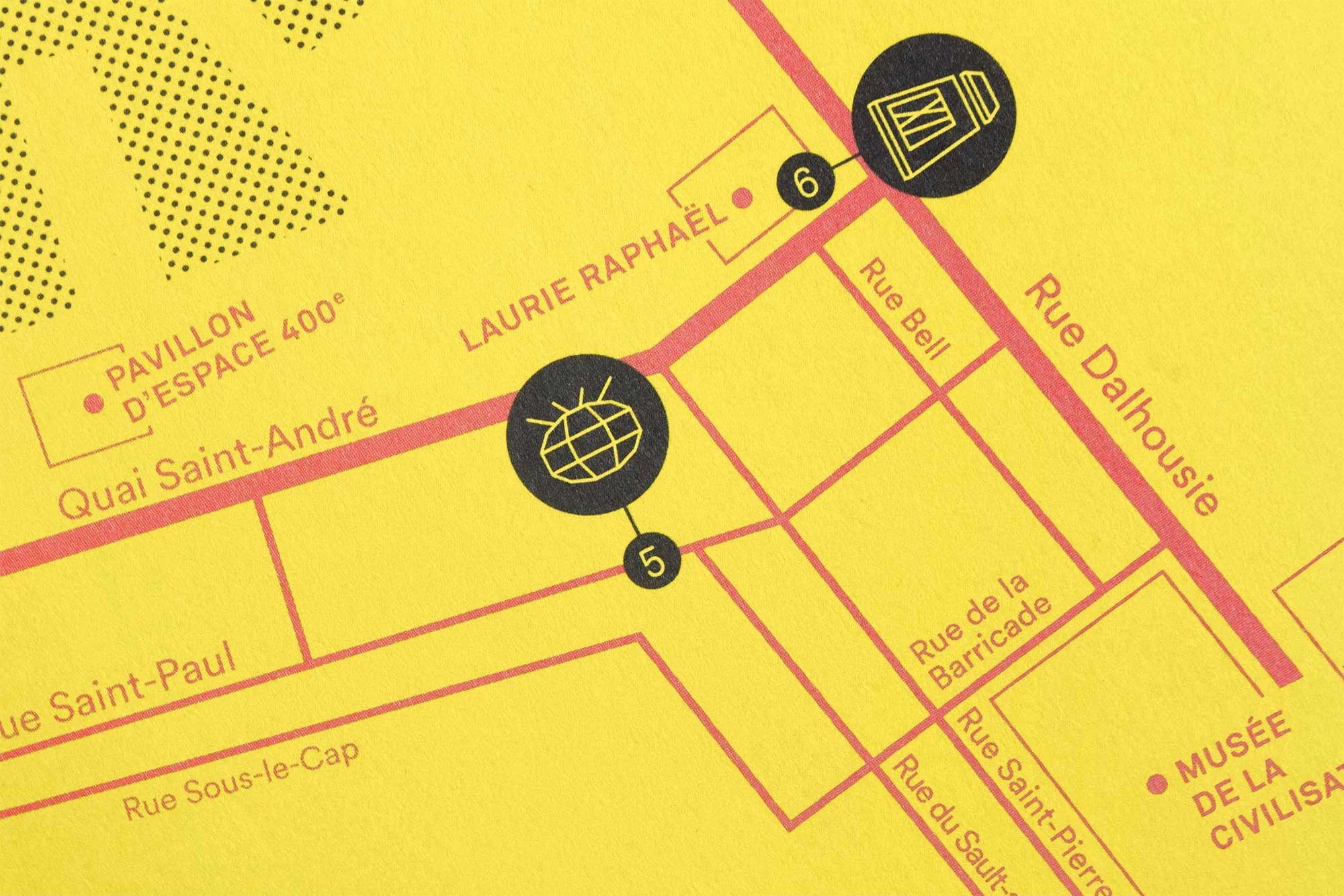 Icônes et gros plan de la carte des emplacements des œuvres dans la ville de Québec.